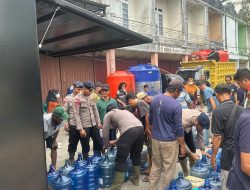 Hadir Di Tengah Masyarakat Yang Membutuhkan Air Bersih Polres Ketapang Bersama Brimob Salurkan 30.000 Liter Air Siap Konsumsi