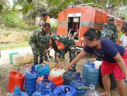 Kodim 1204/Sanggau Salurkan 4.000 Liter Air Bersih Untuk Warga Desa Lape