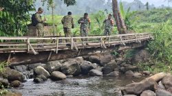 Sinergi TNI Jalur Perbatasan Kodim 1209/Bengkayang Dampingi Tim Zidam XII/Tpr Survey Rencana Pembangunan Jembatan Strategi