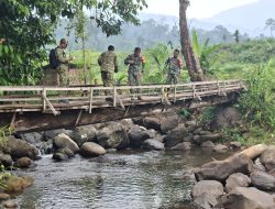 Sinergi TNI Jalur Perbatasan Kodim 1209/Bengkayang Dampingi Tim Zidam XII/Tpr Survey Rencana Pembangunan Jembatan Strategi
