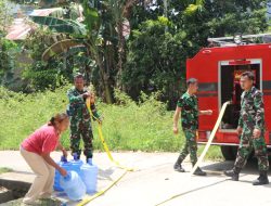 Kodam XII/Tpr Salurkan Bantuan Air Bersih Serentak Di Kalbar