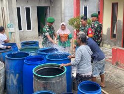 Wujud Kepedulian TNI Kodim 1202/Singkawang Salurkan Air Bersih Untuk Masyarakat Kelurahan Kuala