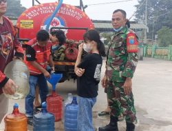TNI Hadir Di Tengah Warga Kodim 1210/Landak Bantu Penuhi Kebutuhan Air Bersih Desa Raja