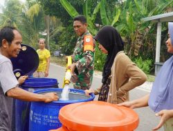 Atasi Krisis Air Bersih Dampak Karhutla Babinsa Desa Mensere Dan Desa Jirak Salurkan Air Bersih Kepada Warga