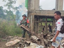 Wujudkan Kepedulian Dan Kemanunggalan TNI-Rakyat Babinsa Bunut Hilir Bersama Warga Gotong Royong Bersihkan Area Masjid Al-Falah