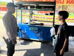 Sambangi Warga Saat Patroli Siang Polsek Sungai Tebelian Tegaskan Bahaya Judi Online