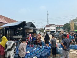 Tak Hanya Tangani Karhutla Satbrimob Polda Kalbar Bantu Penuhi Kebutuhan Air Bersih Warga Ketapang