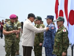 Menhan Ri Sematkan Satyalancana Dharma Samudera Kepada Personel JS Kunisaki Di Pelabuhan Kijing Kabupaten Mempawah
