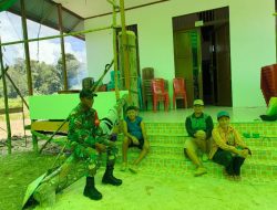 Cegah Karhutla Dan Ispa Babinsa Embaloh Hulu Kopda Desta Sambangi Warga Edukasi Bahaya Asap