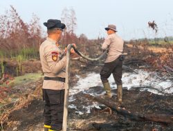 Patroli Karhutla Polres Ketapang Polisi Dinginkan Lahan Bekas Terbakar Di Muara Pawan