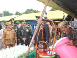 Usai Upacara Berbagi Kebahagiaan Pada HUT TNI Ke-81, Kodim 1206/Putussibau Gelar UMKM Dan Makan Bersama Masyarakat
