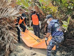 Pos Binpotmar Lanal Kumai Bersama Tim SAR Evakuasi Dua Jenazah Diduga Korban KM Virgo Transport 8