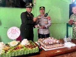 Kejutan HUT TNI Ke-81 Polsek Sintang Kota Dan Polsek Sungai Tebelian Sambangi Koramil 1205-07/Sintang