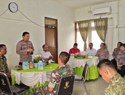Kejutan Di HUT TNI Ke-81 Polsek Ngabang Serahkan Nasi Tumpeng Ke Koramil