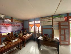 Bhabinkamtibmas Hadiri Musdes Sayan Jaya Dorong Pembangunan Desa Yang Transparan Dan Partisipatif