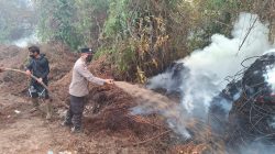 Respons Cepat Cegah Karhutla Polsek Kendawangan Bersama Tim Damkar Padamkan Titik Hotspot Di Desa Natai Kuini