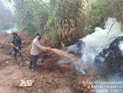 Respons Cepat Cegah Karhutla Polsek Kendawangan Bersama Tim Damkar Padamkan Titik Hotspot Di Desa Natai Kuini