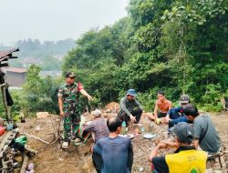 Jaga Hutan Jaga Kehidupan Babinsa Batang Lupar Ingatkan Warga Sungai Senunuk Stop Tebang Hutan Sembarangan