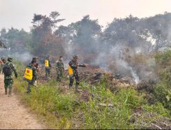 Jarak Bukan Penghalang Satgas Karhutla Kodim 1206/Putussibau Tempuh Medan Jauh Demi Padamkan Api Di Desa Sentabai
