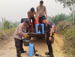 Gunakan Cairan X-Fire Satgas Pemadaman Polres Melawi Dinginkan Lahan Terbakar Di Desa Tubung
