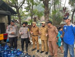 Bantu Warga Kesulitan Air Bersih Brimob Kalbar Salurkan Air Bersih Di Ketapang
