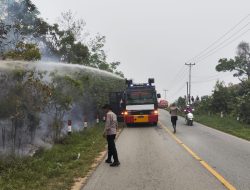 Bersama BPBD Personel Brimob Polda Kalbar Bergerak Cepat Padamkan Kebakaran Di Desa Kunyai
