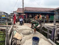 Wujudkan Nyata Kemanunggalan TNI Dan Rakyat Koramil 1206-15/Suhaid Bersama Warga Gotong Royong Perbaiki Jalan Dan Gertak
