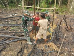 Peduli Keselamatan Lingkungan Koramil 1206-02/Semitau Bersama Warga Bangun Sumur Bor 