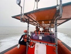 Posal Sungai Kakap Bersama Tim SAR Gabungan Evakuasi Jenazah ABK KM Engka Prima Jaya