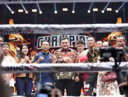 Kapolda Kalbar Serahkan Sabuk Emas Dan Saksikan Kemenangan Daud Yordan Di Kejuaraan Tinju Internasional ABF 2026