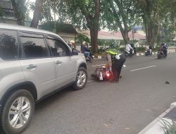Wujudkan Kepedulian Personel Polda Kalbar Bantu Korban Laka Lantas Dan Seberangkan Anak Sekolah