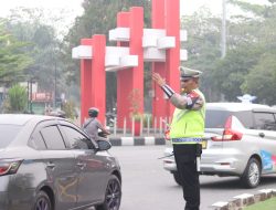 Jaga Kelancaran Lalin Di Tengah Kabut Asap Karhutla Personil Gabungan Polda Kalbar Amankan Kawasan Tugu Digulis