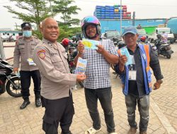 Ditbinmas Polda Kalbar Sampaikan Imbauan Kamtibmas Dan Bagikan Masker Serta Vitamin Di Pelabuhan Kapuas Indah