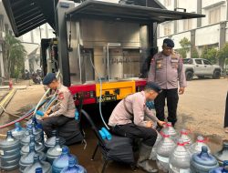 Brimob Salurkan Air Bersih Di Ketapang Wujud Kepedulian Polri Terhadap Kebutuhan Masyarakat