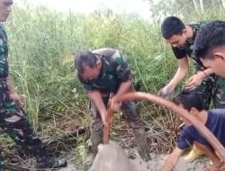 Antisipasi Karhutla Babinsa Koramil 1206-12/Kalis Buat Sumur Bor Darurat 