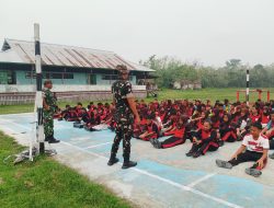 Tanamkan Disiplin Babinsa Koramil Bunut Hulu Koptu Yasin Latih PBB Siswa SMPN 1 Bunut Hulu