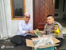 Bhabinkamtibmas Batu Ampar Salurkan Al-Qur’an Ke Dua Pesantren