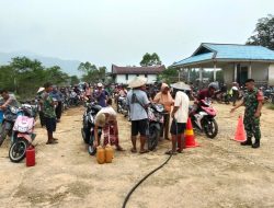 Pastikan BBM Subsidi Tepat Sasaran Babinsa Batang Lupar Laksanakan Pengamanan Di SPBU Lanjak