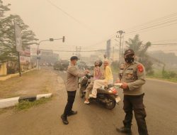 Peduli Dampak Kabut Asap Karhutla Sidokkes Polres Ketapang Bagikan Masker Kepada Pengguna Jalan
