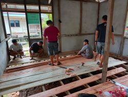 Kemanunggalan TNI Dan Rakyat Satgas TMMD Ke-130 Kodim 1209/Bengkayang Kebut Pembangunan RTLH Hingga Tahap Pemasangan Lantai