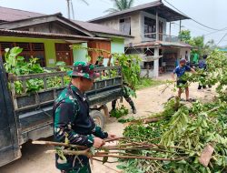 Kemanunggalan TNI Dan Rakyat Warga Sebujit Baru Bahu-Membahu Bersama Satgas TMMD Ke-130 Kodim 1209/Bengkayang Bersihkan Kampung
