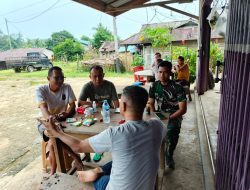 Mempererat Tali Silaturahmi Keakraban Pasiter Kodim 1209/Bengkayang Bersama Warga Di Lokasi TMMD Ke-130