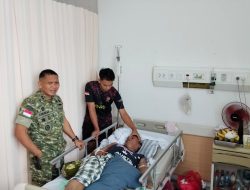 Wujud Kepedulian Dan Solidaritas Dandim 1206/Putussibau Jenguk Anggota Yang Menderita Stroke Di RS Ahmad Diponegoro