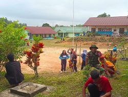 Dukung Kebersihan Lingkungan Pendidikan Babinsa Koramil Badau Kopda Dwi Apriyanto Ikuti Karya Bakti Di SMAN 1 Badau