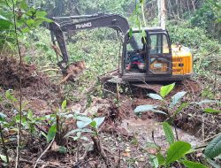 Siap Tancap Gas Alat Berat TMMD Reguler Ke-130 Kodim 1210/Landak Siap Normalisasi Sungai Di Dusun Merempayang.