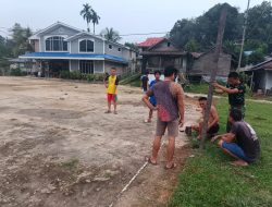 Semangat Gotong Royong Satgas TMMD Ke-130 Kodim 1209/Bengkayang Bersama Warga Laksanakan Pembenahan Lapangan Voli Sebujit Baru