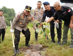 Lestarikan Alam Bumi Khatulistiwa Polda Kalbar Tanam Pohon Di Kawasan Wisata Danau Belibis