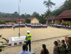 Police Goes To School Satlantas Polres Landak Edukasi Pelajar SMPN 1 Jelimpo Soal Keselamatan Berlalu Lintas Dan Bahaya Bullying
