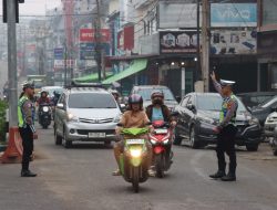 Humanis Dan Penuh Kepedulian Kapolres Melawi Sapa Warga Saat Strong Point Pagi