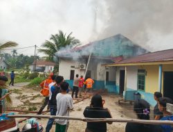 Kebakaran Tiga Pintu Rumah Kost Di Nanga Pinoh Polsek Lakukan Pengecekan TKP